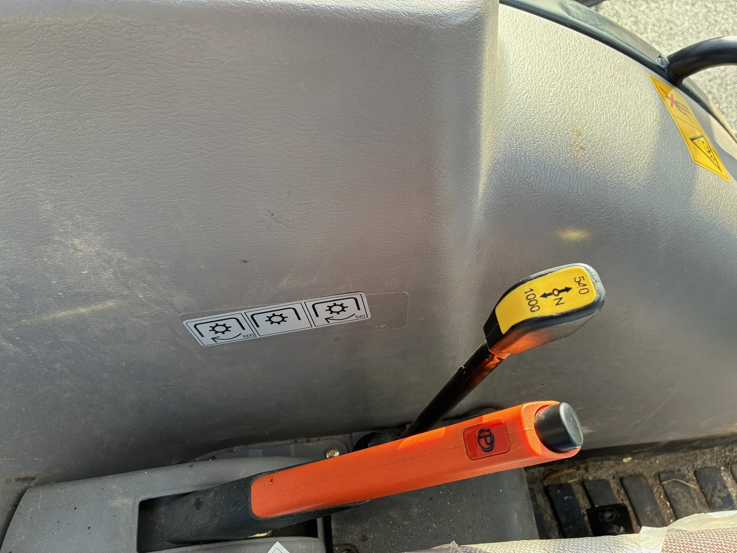 Tracteur LOVOL M504 cabine clim – Image 5